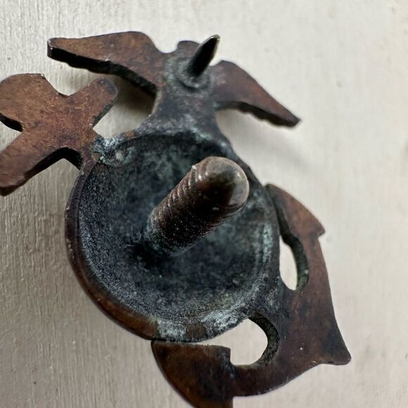 Vintage Left Sided USMC Eagle Screw Back Pin - Picture 4 of 5